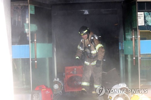 밀양세종병원 화재 원인조사 (밀양=연합뉴스) 김준범 기자= 26일 오전 경남 밀양시 가곡동 밀양세종병원에서 불이나 소방대원이 화재원인을 조사하고 있다. 2018.1.26