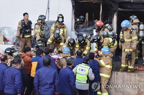 밀양 세종병원 화재 사망자 수습 (서울=연합뉴스) 26일 오전 대형 화재 참사가 일어난 경남 밀양시 가곡동 세종요양병원에서 소방대원들과 경찰들이 사망자를 수습하고 있다.      [경남도민일보 제공=연합뉴스]     photo@yna.co.kr