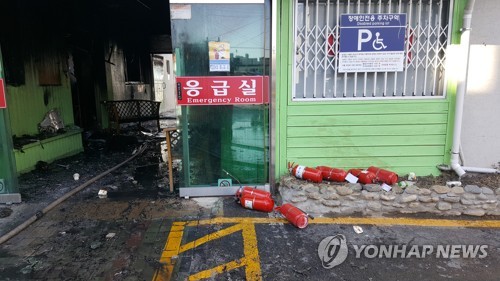 응급실 옆 소화기 (밀양=연합뉴스) 손대성 기자 = 26일 불이 나 대형 인명피해가 난 경남 밀양 세종병원 응급실 앞에 소화기가 놓여 있다.     sds123@yna.co.kr