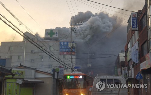 밀양 세종병원 화재 (서울=연합뉴스) 26일 오전 7시 30분께 경남 밀양시 가곡동 세종병원에서 화재가 화재가 발생했다. [독자 제공=연합뉴스]  jebo@yna.co.kr
