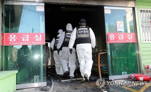 밀양 화재원인 조사 (밀양=연합뉴스) 김준범 기자 = 26일 대형 화재 참사가 발생한 경남 밀양시 가곡동 세종병원 화재현장에서 경찰, 국과수, 한국전기안전공사 등 관계자들이 합동감식을 하고 있다.     psykims@yna.co.kr