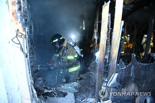 밀양 화재현장 원인조사 (밀양=연합뉴스) 26일 오전 경남 밀양시 가곡동 세종병원에서 불이나 소방대원이 화재원인을 조사하고 있다. [경남도청 제공=연합뉴스]     photo@yna.co.kr