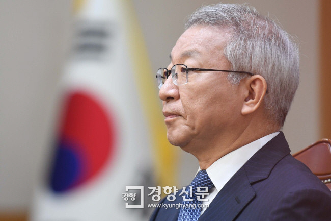 2016년 9월 서울 서초구 대법원에서 열린 긴급 전국법원장회의에서 양승태 당시 대법원장이 생각에 잠겨 있다. /이석우 기자
