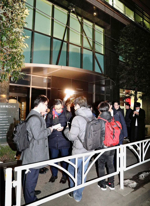 코인체크 본사에 몰려든 투자자들과 취재 기자 /사진=트위터