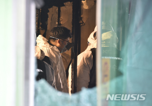 【밀양=뉴시스】우종록 기자 = 경남 밀양시 세종병원 화재 이틀째인 27일 오후 병원 응급실 사고현장에서 국과수, 소방, 경찰 등 관계자들이 합동 정밀 감식을 하고 있다. 2018.01.27. wjr@newsis.com