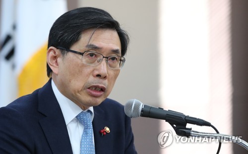 박상기 법무부 장관 간담회 (과천=연합뉴스) 김주성 기자 = 박상기 법무부 장관이 11일 오전 정부과천청사에서 열린 법조기자단 간담회에서 가상화폐 논란과 관련한 취재진의 질문에 답하고 있다. 2018.1.11      utzza@yna.co.kr
