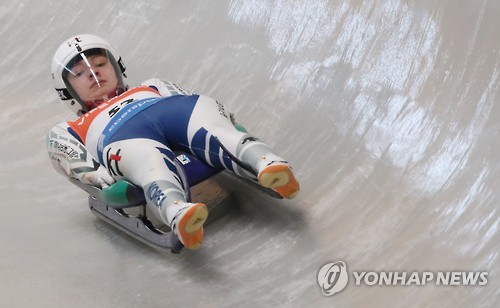 プリシュの競技(景気)姿 (平昌=連合ニュース) イジンウック記者 = 16日午後江原道平昌郡アルペンシアスライディングセンターで開かれた 2016-2017 リュージュワールドカップ及びチームリレーワールドカップ公式演習からドイツ出身で帰化したアイルレンプリシュがトラックを疾走している. 2017.2.16 cityboy@yna.co.kr