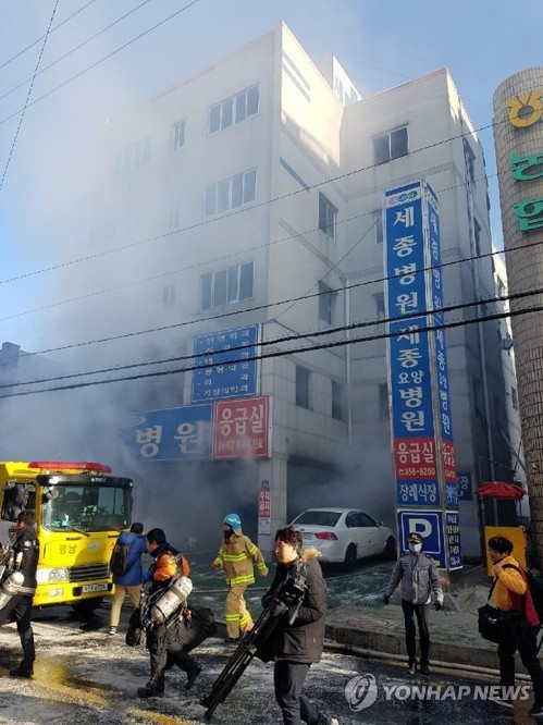 밀양 세종병원 큰 불…8명 사망 (밀양=연합뉴스) 26일 오전 경남 밀양시 가곡동 세종병원에서 불이나 소방관들이 화재 진압 작업을 벌이는 동안 연기가 뿜어져 나오고 있다. 현재까지 사망자가 8명으로 늘어난 것으로 알려졌다.  2018.1.26   [소방청 제공=연합뉴스]      photo@yna.co.kr