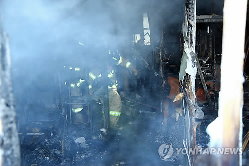 연기 자욱한 밀양 화재현장 (밀양=연합뉴스) 26일 오전 경남 밀양시 가곡동 세종병원에서 불이나 소방대원이 화재원인을 조사하고 있다. 2018.1.26 [경남도청 제공=연합뉴스]      photo@yna.co.kr