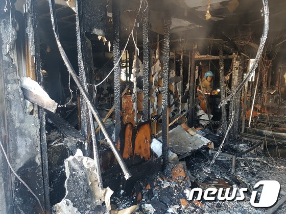 26일 오전 7시 32분쯤 부산 경남 밀양시 가곡동 세종병원에서 발생한 화재를 소방대원들이 진압한 후 병원1층에서 수색작업을 하고 있다. /사진=뉴스1