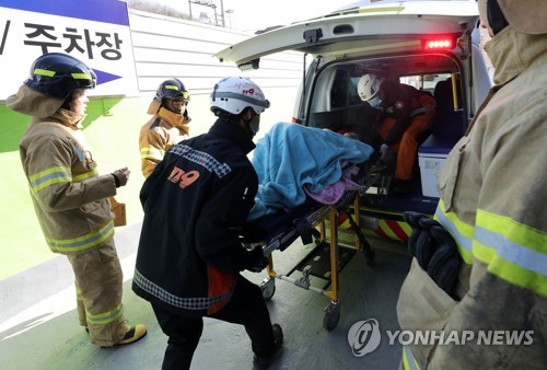 밀양 화재 생존자 이송 (밀양=연합뉴스) 김준범 기자= 26일 오전 대형 화재 참사가 발생한 경남 밀양시 가곡동 세종병원 화재현장에서 소방이 생존자를 인근 병원으로 옮기고 있다. 2018.1.26