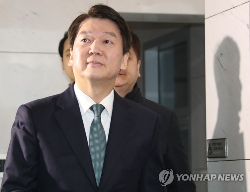 당사 들어서는 안철수 대표 (서울=연합뉴스) 백승렬 기자 = 국민의당 안철수 대표가 28일 여의도 당사에서 열린 당무위원회에 참석하기 위해 당사에 들어서고 있다. 국민의당 당무위원회의는 민주평화당 창당발기인대회에 참석한 의원들과 당원들의 징계를 논의하기 위해 소집됐다.  srbaek@yna.co.kr