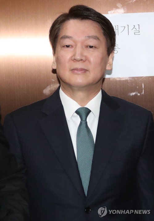 엘리베이터 탄 안철수 대표 (서울=연합뉴스) 백승렬 기자 = 국민의당 안철수 대표가 28일 여의도 당사에서 열린 당무위원회에 참석하기 위해 당사에 들어서 엘리베이터에 타고 있다. 국민의당 당무위원회의는 민주평화당 창당발기인대회에 참석한 의원들과 당원들의 징계를 논의하기 위해 소집됐다.  srbaek@yna.co.kr