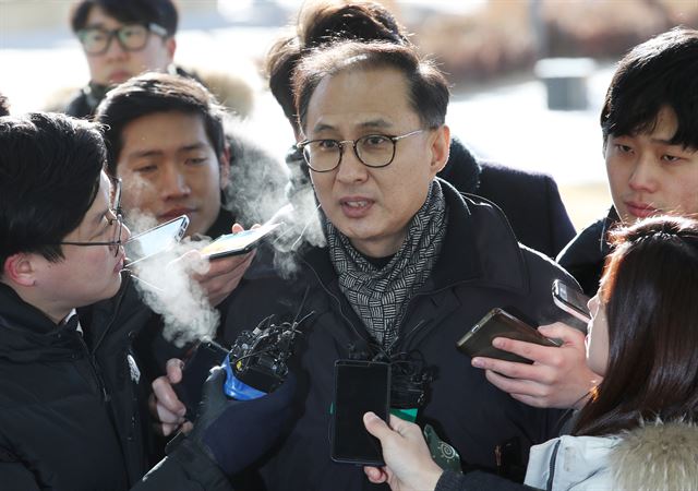 이명박 전 대통령의 조카인 이동형 다스 부사장이 24일 불법 자금 조성 혐의를 받는 피의자 신분으로 조사받기 위해 서울동부지검으로 들어서며 취재진의 질문에 답하고 있다. 사진=연합뉴스