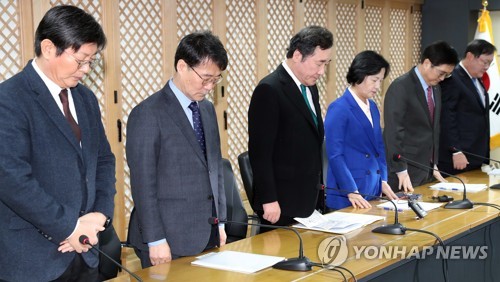 밀양 화재 희생자 추모하는 당·정·청 회의 참석자들 (서울=연합뉴스) 김현태 기자 = 29일 오전 서울 여의도 더불어민주당 당사에서 열린 당·정·청 협의회에서 참석자들이 회의 시작에 앞서 밀양 화재 희생자들을 추모하고 있다. 왼쪽부터 더불어민주당 이춘석 사무총장, 장하성 대통령비서실 정책실장, 이낙연 총리, 추미애 대표, 우원식 원내대표, 김태년 정책위의장. 2018.1.29      mtkht@yna.co.kr