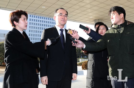 문무일 검찰총장이 30일 오전 서울 서초구 대검찰청으로 출근하며 취재진 질문에 대답하고 있다. 2018.1.30/뉴스1  <저작권자 © 뉴스1코리아, 무단전재 및 재배포 금지>