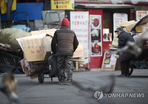 '빈곤의 덫에 빠진 고령층' 서울 종로구 탑골공원 인근. [연합뉴스 자료사진]