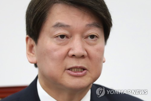 안철수 "중재파 함께한다면 통합 완결 후 대표직 사퇴" (서울=연합뉴스) 이정훈 기자 = 국민의당 안철수 대표가 31일 오전 국회에서 열린 최고위원회의에서 발언하고 있다.     uwg806@yna.co.kr