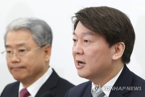 안철수 "중재파 함께한다면 통합 완결 후 대표직 사퇴" (서울=연합뉴스) 이정훈 기자 = 국민의당 안철수 대표가 31일 오전 국회에서 열린 최고위원회의에서 발언하고 있다. 왼쪽은 김동철 원내대표.     uwg806@yna.co.kr