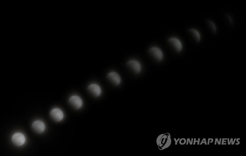 숨어버린 달 (평창=연합뉴스) 류효림 기자 = 31일 '슈퍼·블루·블러드문 개기월식'을 한 번에 볼 수 있는 31일 밤 강원도 평창 알펜시아리조트에서 바라본 달이 부분월식에서 개기월식으로 변하고 있다. [5분 간격으로 촬영한 사진 12장 레이어 합성]