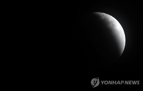 달 품은 지구 (서울=연합뉴스) 한상균 기자 = '슈퍼·블루·블러드문 개기월식'을 한 번에 볼 수 있는 31일 밤 서울 하늘 위로 부분월식이 시작되고 있다.