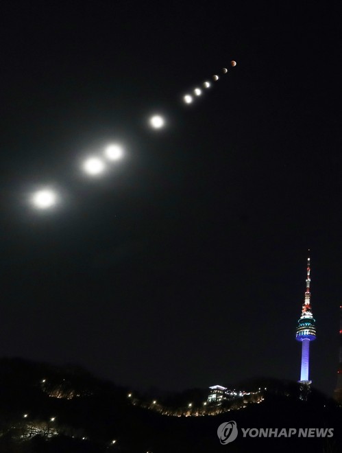 남산 위로 솟구치는 슈퍼 문 (서울=연합뉴스) 한상균 기자 = '슈퍼·블루·블러드문 개기월식'을 한 번에 볼 수 있는 31일 밤 서울 남산에서 바라본 달이 부분월식에서 개기월식으로 변하고 있다. 사진은 레이어를 합성했다. 2018.1.31