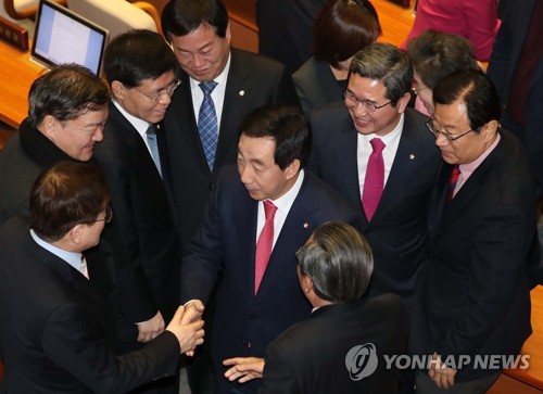 축하받는 김성태 원내대표 (서울=연합뉴스) 백승렬 기자 = 자유한국당 김성태 원내대표가 1일 국회 본회의에서 교섭단체 대표연설을 마친 뒤 김학용·최교일 의원 등 한국당 의원들의 축하를 받고 있다.     srbaek@yna.co.kr