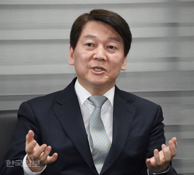 안철수 국민의당 대표가 31일 여의도 당사에서 바른정당과의 통합을 앞두고 한국일보와 인터뷰하며 통합 후 지방선거 등에 대한 입장을 밝히고 있다.  오대근 기자 inliner@hankookilbo.com