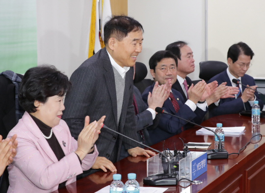 “1석 추가” : 민주평화당 창당에 합류한 황주홍(왼쪽 두 번째) 의원이 2일 오전 국회 의원회관에서 열린 창당준비위원회 정례회의에서 박수를 받으며 인사하고 있다.  연합뉴스