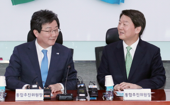 통합  - 안철수(오른쪽) 국민의당 대표와 유승민 바른정당 대표가 1일 국회에서 양당 통합정당의 명칭을 결정하는 전체회의에 참석해 웃으며 대화를 나누고 있다.이종원 선임기자 jongwon@seoul.co.kr
