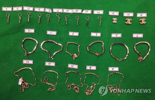 '짝퉁' 명품 귀금속 (부산=연합뉴스) 샤넬 등 해외 명품 브랜드 귀금속을 모조한 짝퉁 제품을 제조해 원래 가격보다 5∼6배 비싸게 판매한 일당이 경찰에 붙잡혔다. 사진은 이들이 제조해 만든 짝퉁 명품 귀금속. 2018.2.2 [부산 동래경찰서 제공=연합뉴스]      wink@yna.co.kr