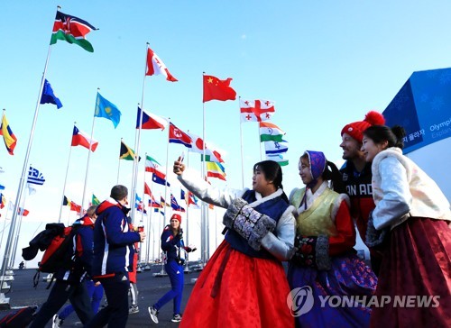 한복 입은 자원봉사자들과 함께 (강릉=연합뉴스) 홍해인 기자 = 1일 오후 강원도 강릉시 평창동계올림픽 선수촌 국기 광장에서 캐나다 국가대표팀 의료 담당자가 한복을 입은 자원봉사자들과 함께 기념사진을 찍고 있다. 2018.2.1      hihong@yna.co.kr