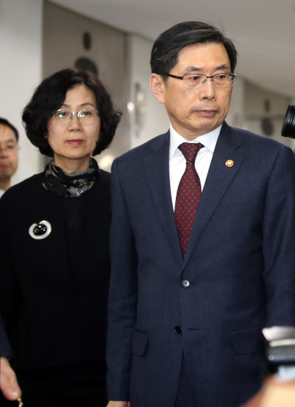 박상기(오른쪽) 법무부 장관과 권인숙 한국여성정책연구원 원장이 2일 경기 정부과천청사에서 열린 법무부 성범죄 대책위원회 발족 및 장관 입장 발표 기자회견에 참석하고 있다. 박 장관은 이 자리에서 “법무부 차원의 조치가 국민들께서 보시기에 매우 미흡했을 것”이라며 유감을 표명했다. 권 원장은 이날 대책위원장으로 위촉됐다. 연합뉴스