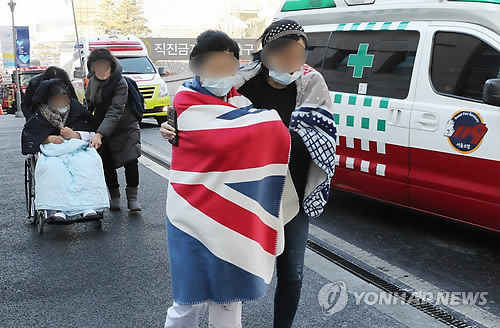 병원 밖으로 대피한 환자들  (서울=연합뉴스) 하사헌 기자 = 3일 오전 서울 신촌 세브란스병원에서 불이 나 환자들이 외부로 대피해 있다. 2018.2.3 toadboy@yna.co.kr  (끝)