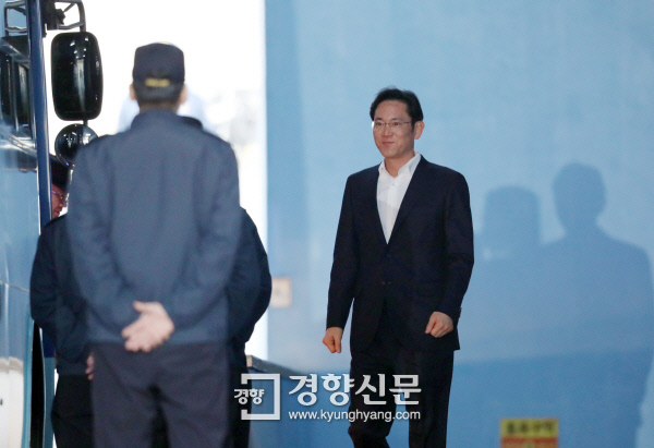 미소짓는 이재용 | 인스티즈