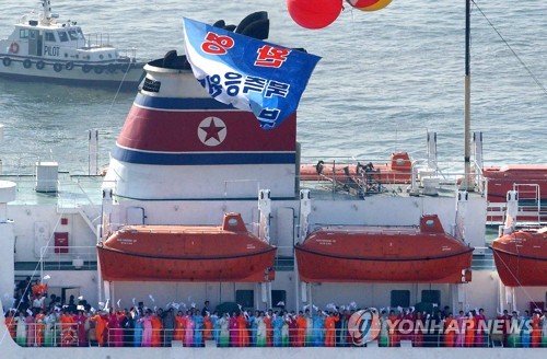 [올림픽]북한 예술단 본진 만경봉호로 방남 (서울=연합뉴스) 북한이 평창동계올림픽에 참가할 예술단 본진이 6일 만경봉 92호를 이용해 방남할 예정이라고 5일 오전 통일부가 발표했다.      백태현 통일부 대변인은 이날 정례브리핑에서 "북한은 어제 평창동계올림픽에 참가할 북한 예술단 본진이 6일 만경봉 92호를 이용해 방남하고 예술단의 숙식장소로 이용할 예정임을 알려왔다"고 밝혔다. 사진은 2002년 부산 아시안게임에 참가한 북측 응원단이 만경봉호를 이용해 부산 다대포에 입항하며 손을 흔드는 모습.  [연합뉴스 자료사진]       phot@yna.co.kr