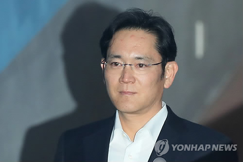 이재용, 항소심 선고 출석 (서울=연합뉴스) 이지은 기자 = 이재용 삼성전자 부회장이 항소심 선고 재판에 출석하기 위해 5일 서울 서초동 서울고법에 도착하고 있다.      이 부회장은 박근혜 전 대통령과 '비선 실세' 최순실씨에게 뇌물을 제공한 혐의 등으로 구속기소 돼 1심에서는 징역 5년을 선고받았다. 2018.2.5      jieunlee@yna.co.kr