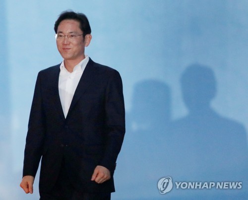이재용, 353일 만의 자유에 미소 (서울=연합뉴스) 이지은 기자 = 항소심 선고공판에서 징역 2년6개월에 집행유예 4년으로 353일만에 석방된 이재용 삼성전자 부회장이 5일 서울 서초동 서울고법을 나서며 미소짓고 있다.   2018.2.5      jieunlee@yna.co.kr