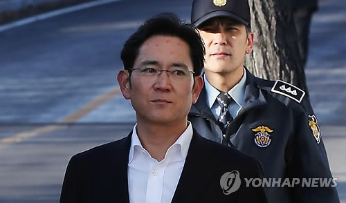 이재용, 353일만에 석방 (의왕=연합뉴스) 박동주 기자 = 항소심 선고공판에서 징역 2년6개월에 집행유예 4년으로 353일만에 석방된 이재용 삼성전자 부회장이 5일 경기도 의왕시 서울구치소를 담담한 표정으로 나서고 있다.     pdj6635@yna.co.kr