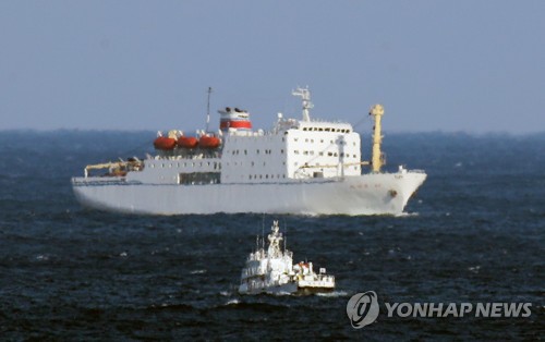[올림픽] 북 예술단 태운 만경봉호 입항 (동해=연합뉴스) 김주성 기자 = 평창동계올림픽을 계기로 강릉과 서울에서 공연할 북한 예술단 본진을 태운 만경봉 92호가 6일 오후 강원도 동해시 묵호항으로 들어오고 있다. 2018.2.6      utzza@yna.co.kr