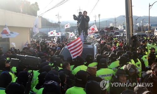 [올림픽] 묵호항에 모인 보수단체 (동해=연합뉴스) 김동민 기자 = 평창동계올림픽을 계기로 강릉과 서울에서 공연할 북한 예술단 본진을 태운 만경봉 92호가 6일 오후 강원도 동해시 묵호항 입항을 앞두고 묵호항연안여객선터미널 앞에서 경찰과 보수단체 회원들이 몸싸움하고 있다.       image@yna.co.kr