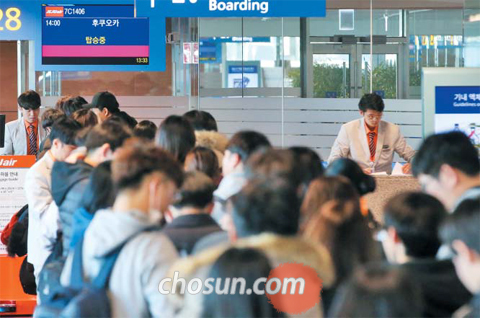 6일 오후 인천국제공항 제1터미널에서 일본 후쿠오카행 비행기를 타려는 승객들이 길게 줄을 서서 탑승을 기다리고 있다. 지난해 방일(訪日) 한국 관광객은 714만명으로 한국에 온 일본 관광객보다 3배 이상 많았다. /성형주 기자