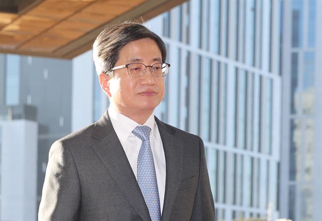 김명수 대법원장이 지난 1일 오전 서울 서초동 대법원으로 출근하고 있다. 연합뉴스