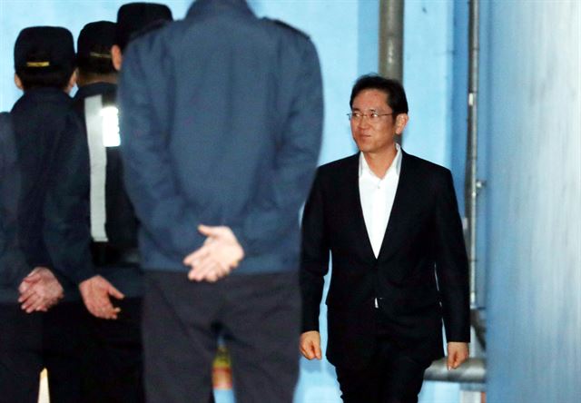 이재용 삼성전자 부회장이 5일 서울 서초구 서울고법에서 열린 항소심에서 징역 2년 6개월에 집행유예 4년을 선고 받은 뒤 석방되고 있다. 배우한 기자