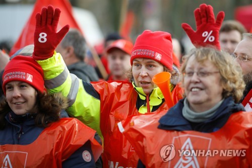 보쉬 공장 앞에서 시위하는 독일 금속노조 조합원들 [로이터=연합뉴스]