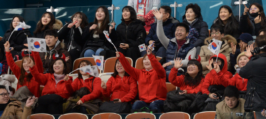 “이겼다” : 2018 평창동계올림픽 개막을 하루 앞둔 8일 오전 강릉컬링센터에서 열린 컬링 믹스더블 예선 한국- 핀란드의 1차전에서 관중들이 응원전을 펼치고 있다.   김동훈 기자 dhk@