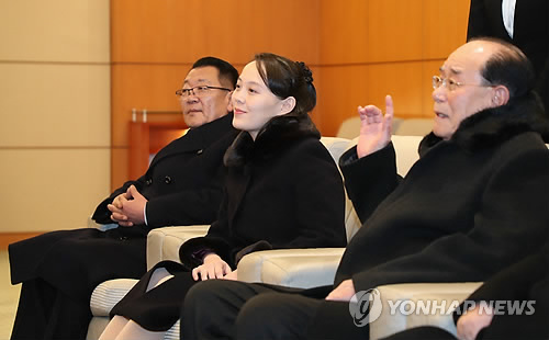 환담하는 북측 고위급 대표단 (영종도=연합뉴스) 김주형 기자 = 북한 김영남 최고인민회의 상임위원장(오른쪽부터), 김여정 당 중앙위원회 제1부부장, 최휘 국가체육지도위원장이 9일 인천공항 귀빈실에서 조명균 통일부 장관 등 우리측과 환담하고 있다. kjhpress@yna.co.kr