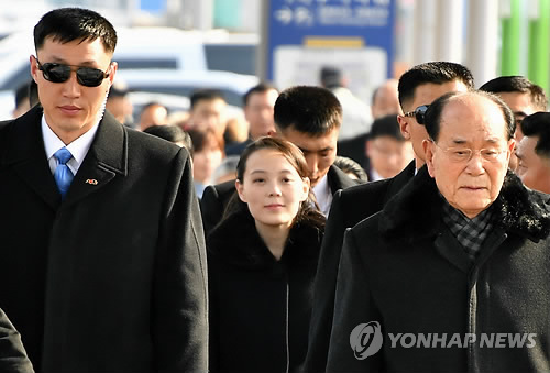 이동하는 김여정-김영남 (영종도=연합뉴스) 김주형 기자 = 북한 김정은 노동당 위원장의 여동생 김여정 당 중앙위원회 제1부부장(가운데)과 김영남 최고인민회의 상임위원장(오른쪽)이 9일 전용기편으로 서해 직항로를 통해 인천공항에 도착해 이동하고 있다. kjhpress@yna.co.kr