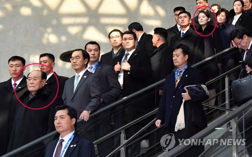 평창행 KTX 타기 위해 이동하는 김영남·김여정 (영종도=연합뉴스) 김주형 기자 = 북한 김영남 최고인민회의 상임위원장(왼쪽 붉은 원), 김정은 노동당 위원장의 여동생 김여정 당 중앙위원회 제1부부장(오른쪽 붉은 원) 등 북측 고위급 대표단이 9일 인천공항에서 평창행 KTX를 타기 위해 조명균 통일부 장관 등과 함께 이동하고 있다. kjhpress@yna.co.kr