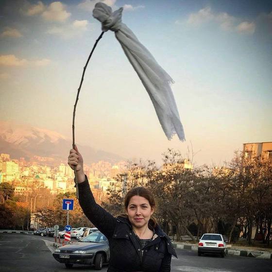 '나의 은밀한 자유'(My stealthy freedom)는 이란 여성들이 히잡 강요를 거부하며 벌이는 캠페인이다. 최근엔 당국 단속에 항의하는 차원에서 히잡을 막대 끝에 걸고 흔드는 시위로 번지고 있다. [사진 페이스북]